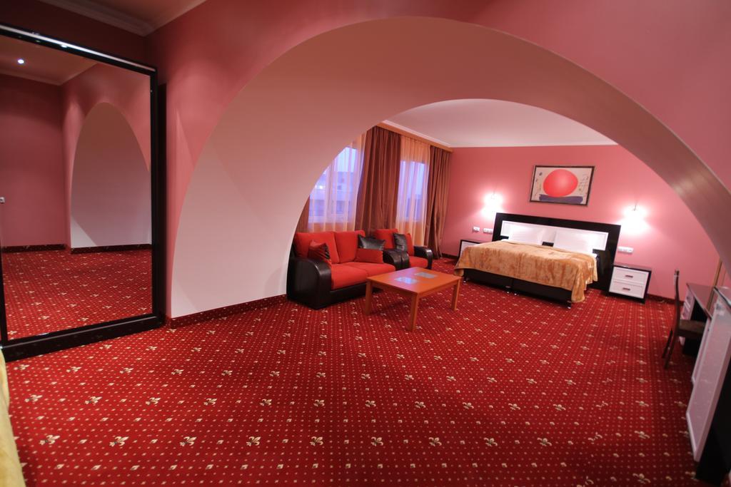 Hotel Erebuni 4*