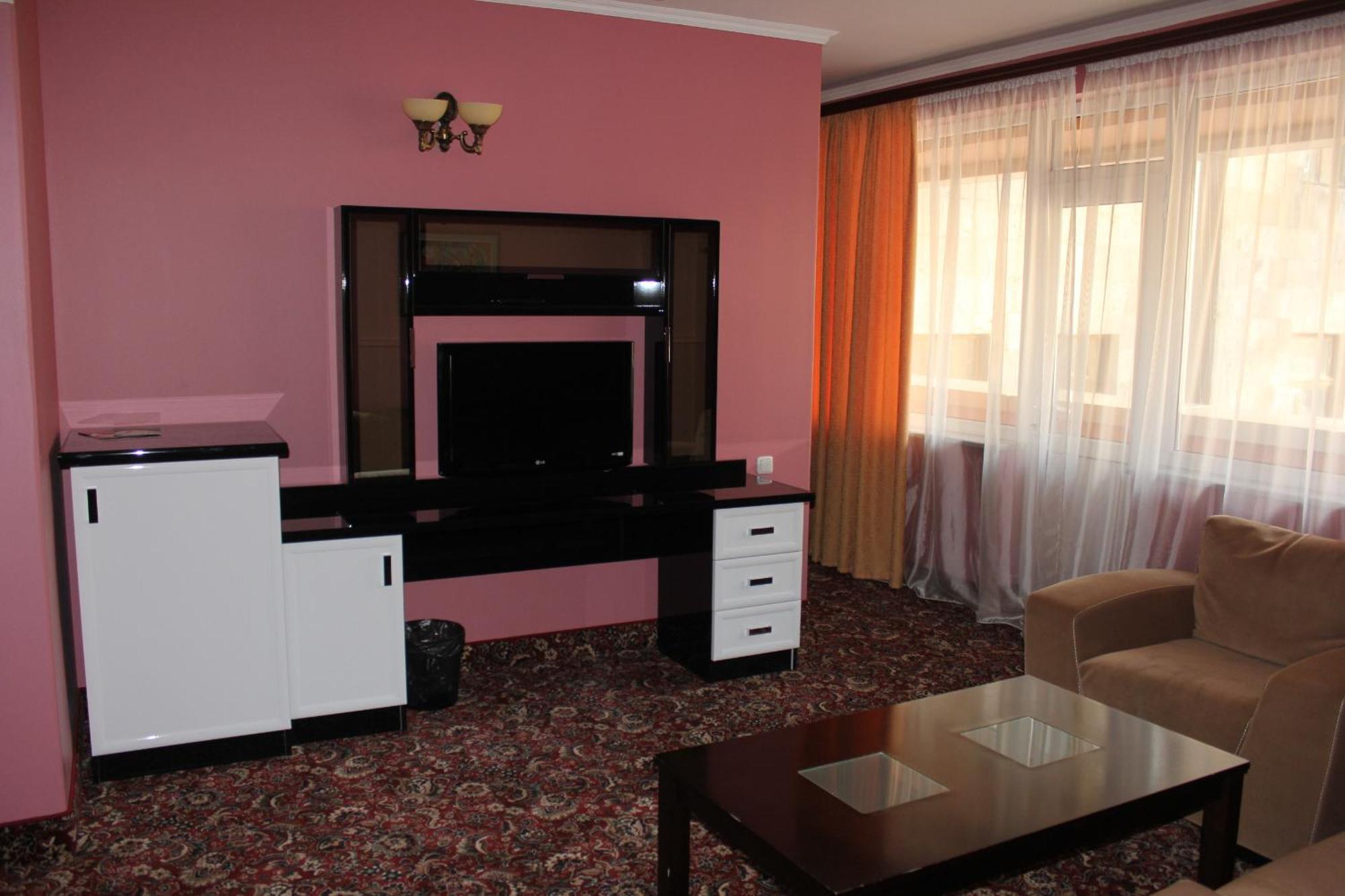 Erebuni Hotel 4*